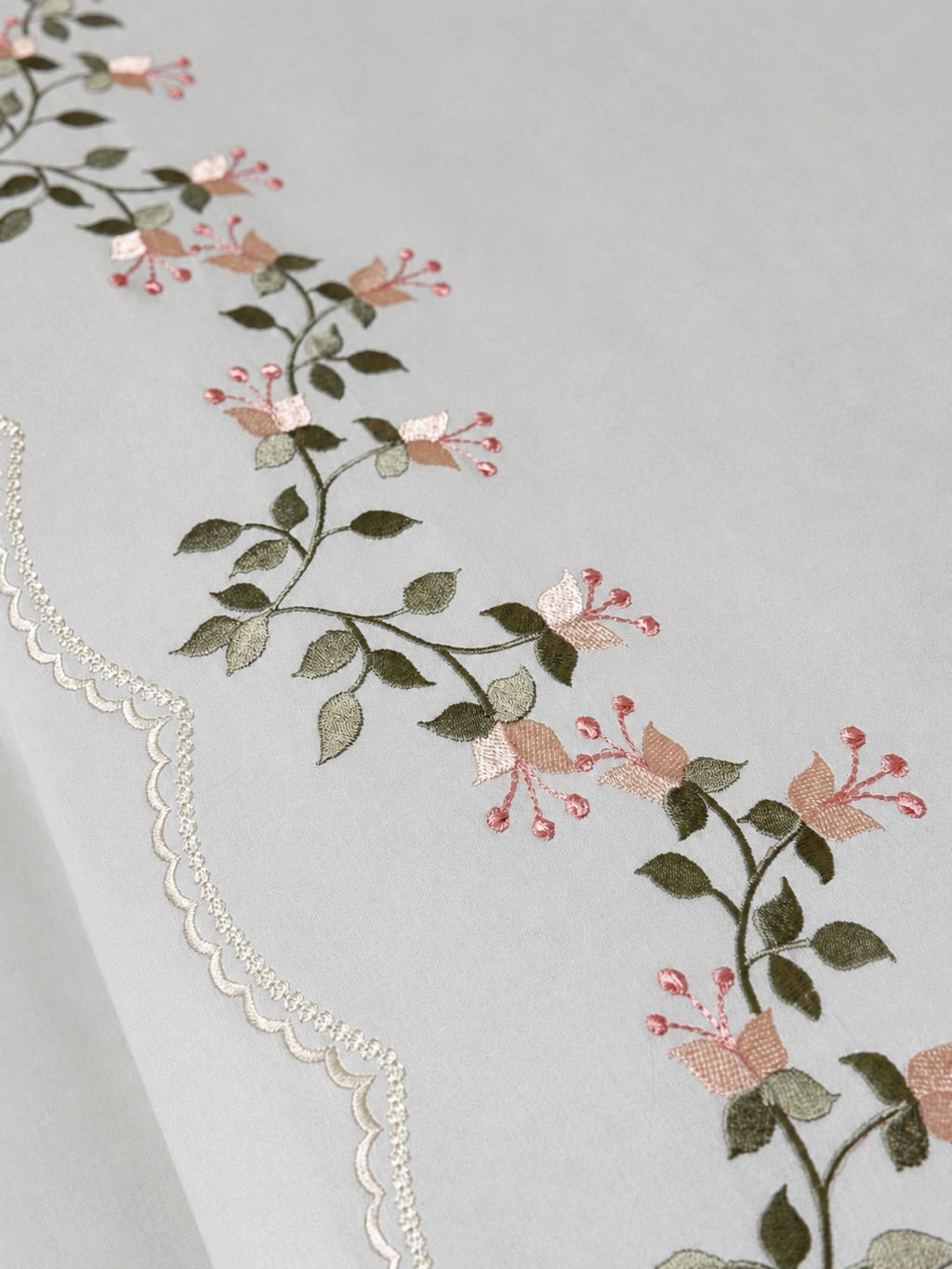 Parure brodée en DRAP PLAT 001