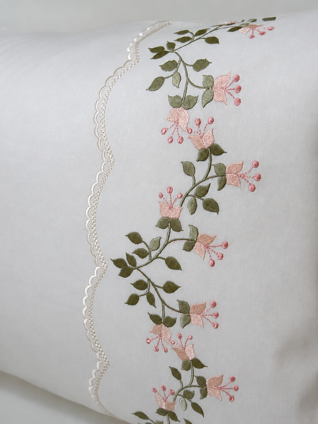 Parure brodée en DRAP PLAT 001