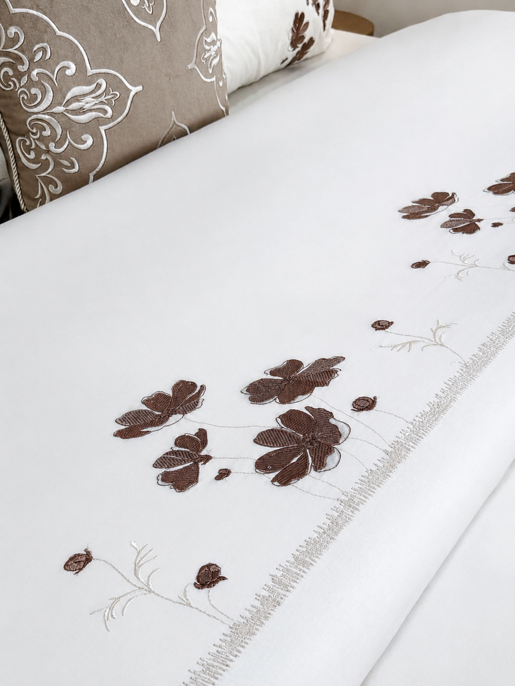 Parure brodée en DRAP PLAT 003