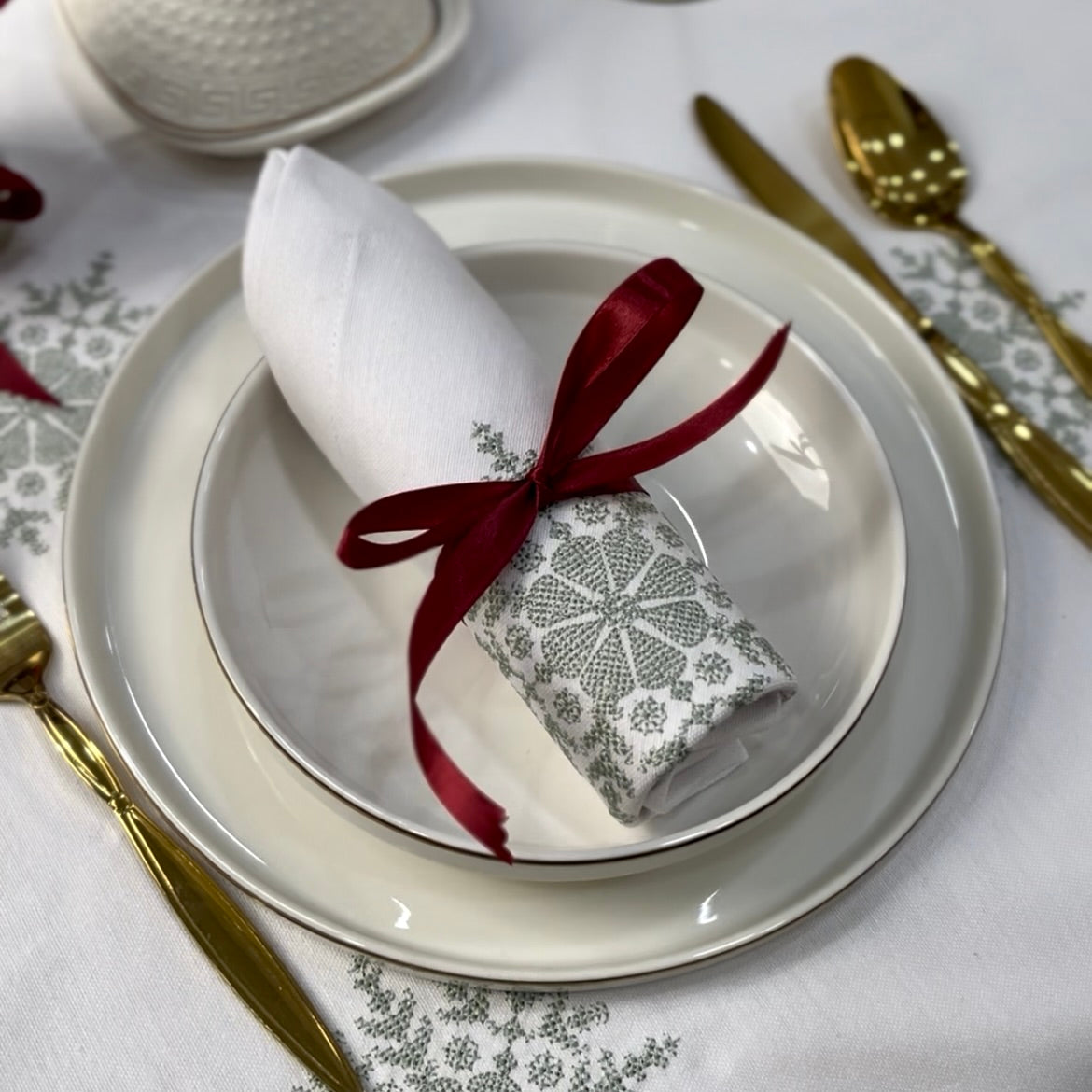 Nappe "Layali" brodée (Vert sauge)