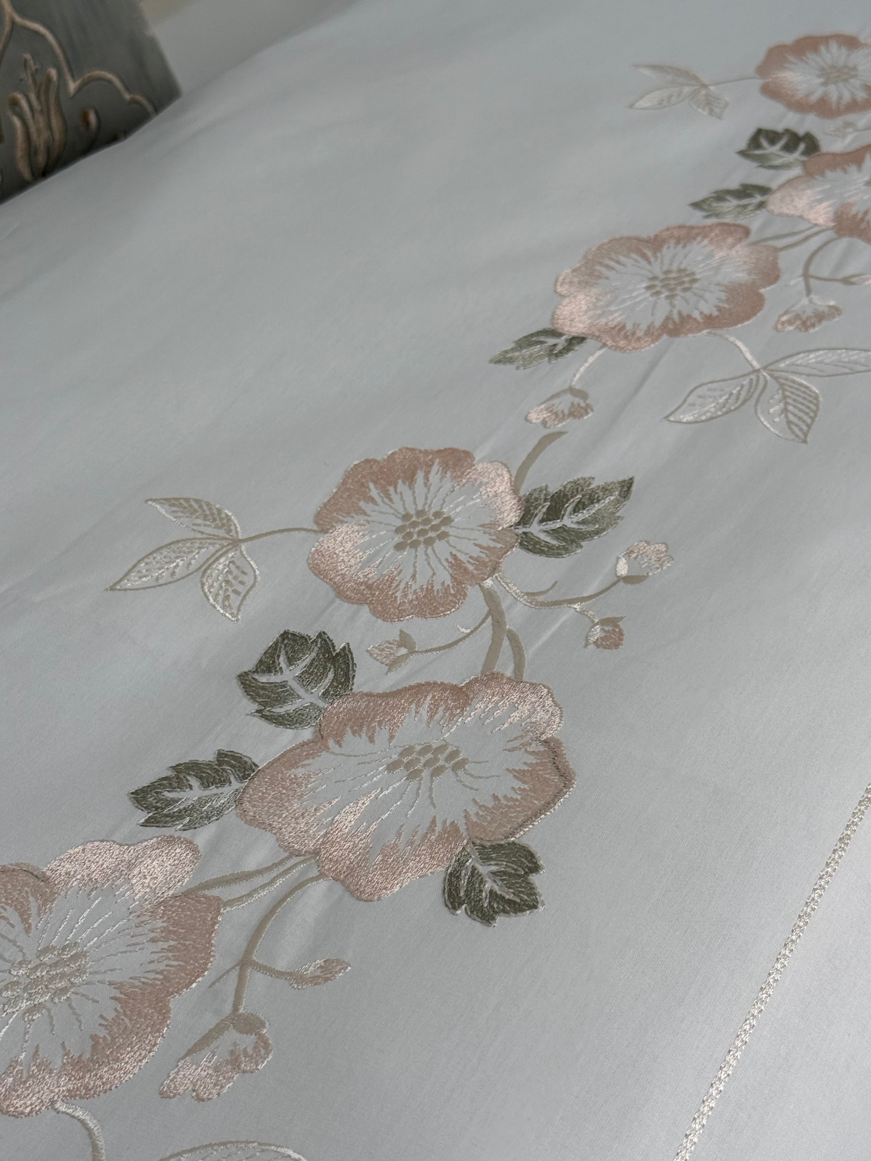 Parure brodée en DRAP PLAT 002